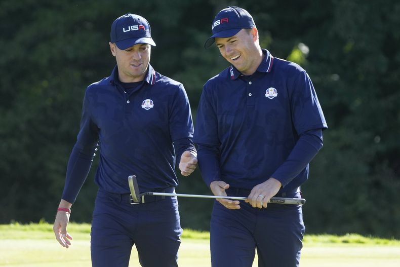 ARCHIVO - Foto del 25 de septiembre del 2021, Justin Thomas y Jordan Spieth reaccionan al salir del hoyo 9 en la Copa Ryder en Whistling Straits. (AP Foto/Charlie Neibergall, Archivo)