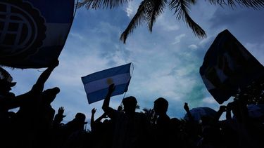 Hinchas argentinnos agitan banderas de su país en un parque de Miami Beach, Florida, el jueves 2 de julio de 2026, un día antes de que su país enfrente a Cabo Verde en el Mundial (AP Foto/Rebecca Blackwell)