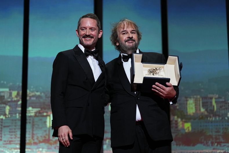 Elijah Wood, a la izquierda, y el director Peter Jackson, galardonado con la Palma de Oro honorífica, posan para los fotógrafos durante la ceremonia de inauguración del 79º Festival Internacional de Cine de Cannes, en el sur de Francia, el martes 12 de mayo de 2026. (Fot Scott A Garfitt/Invision/AP)