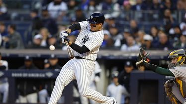 Anthony Rizzo de los Yankees de Nueva York impacta cuadrangular ante los Atléticos de Oakland durante la primera entrada del juego de béisbol, el martes 23 de abril de 2024, en Nueva York. (AP Foto/Noah K. Murray)