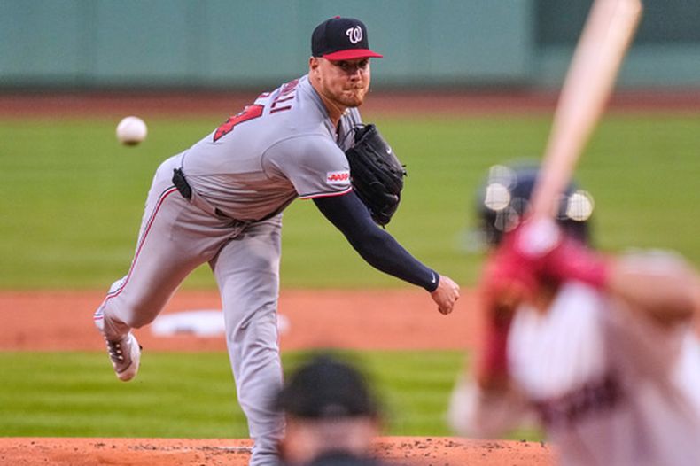 El lanzador abridor de los Nacionales de Washington, Cade Cavalli, realiza un lanzamiento durante la primera entrada de un partido de béisbol contra los Medias Rojas de Boston, el martes 30 de junio de 2026, en Boston. (Foto AP/Charles Krupa)