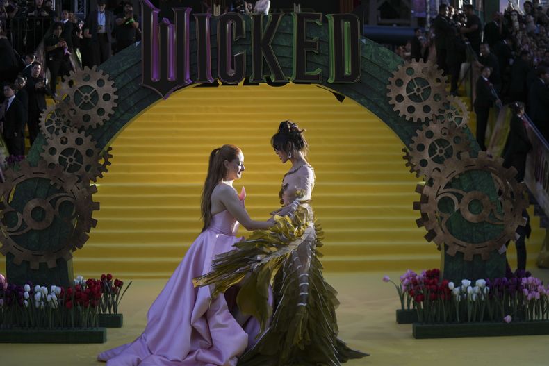 Cecilia De La Cueva, izquierda, y Danna Paola posan antes del estreno de Wicked en el Auditorio Nacional de la Ciudad de México, el lunes 11 de noviembre de 2024. (Foto AP/Fernando Llano)