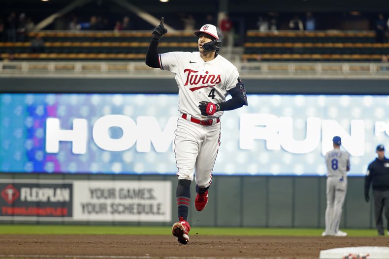 El puertorriqueño Carlos Correa recorre las bases tras conectar un jonrón por los Mellizos de Minnesota ante los Reales de Kansas City, el jueves 27 de abril de 2023 (AP Foto/Bruce Kluckhohn)