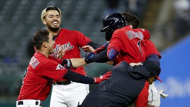 Rosario pega hit en la 10ma y Guardianes superan a Rays