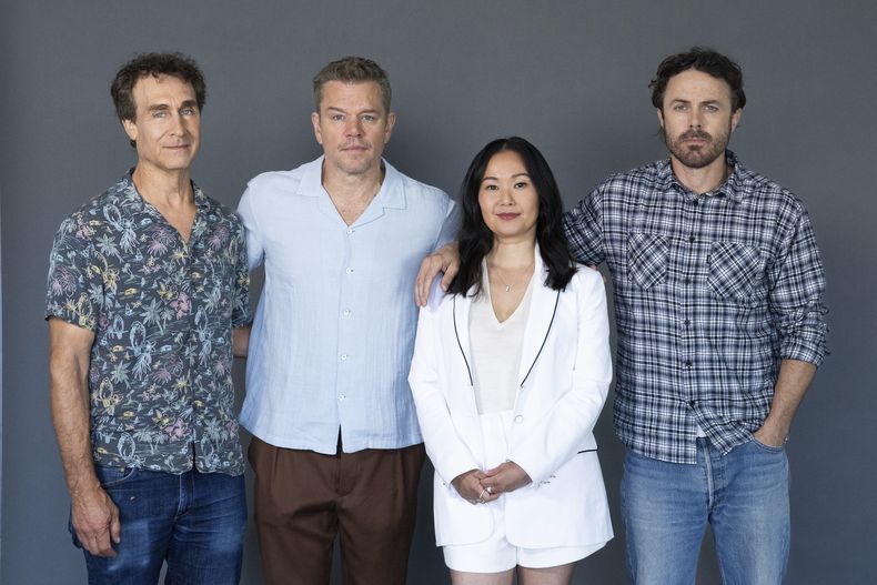 De izquierda a derecha el director Doug Liman y los actores Matt Damon, Hong Chau y Casey Affleck posan promocionar la película The Instigators el viernes 26 de julio de 2024 en Boston. (Foto AP/Reba Saldanha)