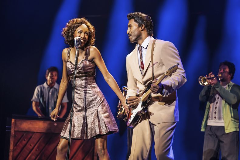 Zurin Villanueva como Tina Turner, izquierda, y Garrett Turner como Ike Turner como Tina Turner durante una presentación de la gira nacional de Tina — The Tina Turner Musical de Broadway en una imagen proporcionada por Bond Theatricals. La producción debutará en California esta semana, luego continúa su gira nacional visitando 37 ciudades más en Norteamérica. También hay producciones en el West End de Londres, así como en Sydney, Australia y Stuttgart, Alemania.(Matthew Murphy y Evan Zimmerman/Bond Theatricals vía AP)
