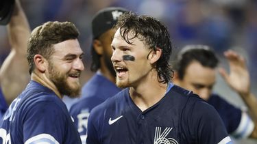 Bobby Witt Jr., de los Reales de Kansas City, festeja con Kyle Isbel, luego de conectar un grand slam en la décima entrada del encuentro ante los Mellizos de Minnesota, el viernes 28 de julio de 2023 (AP Foto/Colin E. Braley)