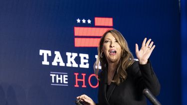 ARCHIVO - La presidenta del Comité Nacional Republicano, Ronna McDaniel, llega al escenario antes de la intervención del líder de la minoría en la Cámara de Representantes, Kevin McCarthy, de California, en un acto el 9 de noviembre de 2022 en Washington. (AP Foto/Alex Brandon, Archivo)