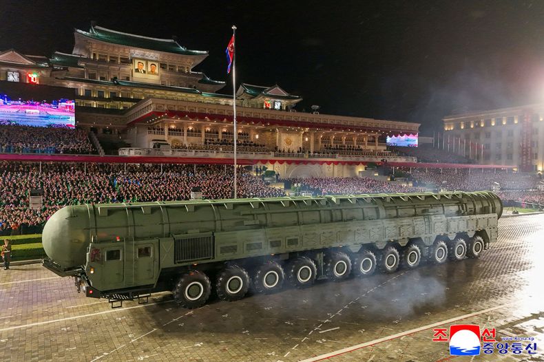 Esta imagen, distribuida por el gobierno de Corea del Norte, muestra lo que afirma que es un nuevo misil balístico intercontinental, el Hwasong-20, durante un desfile militar para conmemorar el 80 aniversario de la fundación del gobernante Partido de los Trabajadores, en Pyongyang, Corea del Norte, el 10 de octubre de 2025. Periodistas independientes no tuvieron acceso a la cobertura del evento mostrado en esta imagen distribuida por el gobierno norcoreano. El contenido de la imagen está tal y como se proporcionó y no pudo verificarse de forma independiente. La marca de agua, en coreano, en la imagen fue incluida por la fuente y dice ACNC, la abreviatura de la Agencia Central de Noticias de Corea. (Agencia Central de Noticias de Corea/Korea News Service vía AP)