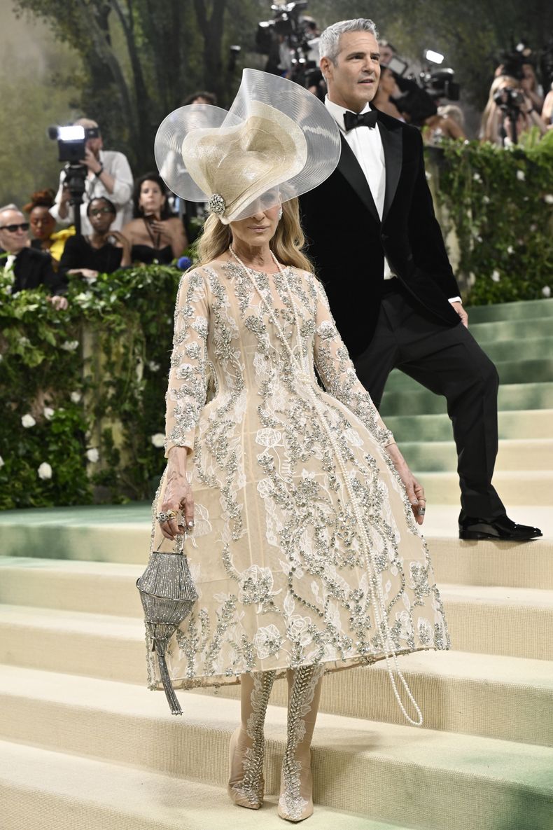 Sarah Jessica Parker llega a la gala benéfica del Instituto del Vestido del Museo Metropolitano de Arte para celebrar la inauguración de la exposición Sleeping Beauties: Reawakening Fashion el lunes 6 de mayo de 2024, en Nueva York. (Foto Evan Agostini/Invision/AP)
