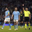 Ilkay Gundogan del Manchester City es amonestado por el árbrito Szymon Marciniak (derecha) durante el partido contra el Real Madrid por las semifinales de la Liga de Campeones, el miércoles 17 de mayo de 2023. (Nick Potts/PA vía AP)