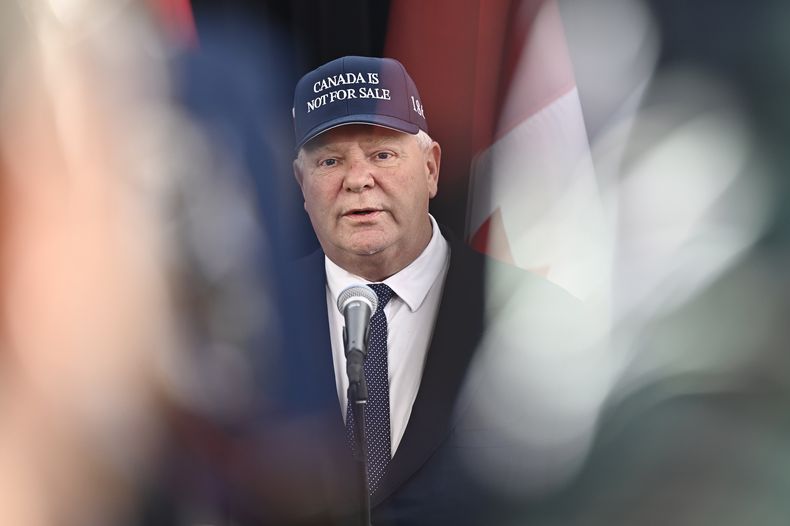 ARCHIVO – El primer ministro de Ontario, Doug Ford, con una gorra que dice “Canadá no se vende”, habla al llegar a una reunión de primeros ministros en Ottawa, el 15 de enero de 2025. (Justin Tang/The Canadian Press vía AP, Archivo)