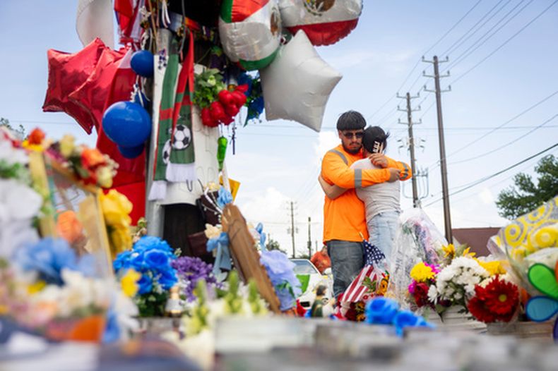 Albert Salgado es consolado por su novia en el lugar donde su tío Lorenzo Salgado Araujo fue baleado por un agente del ICE, el viernes 10 de julio de 2026, en Houston. (AP Foto/Annie Mulligan)