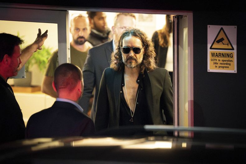 Russell Brand sale del teatro Troubabour Wembley Park en Londres después de un espectáculo de comedia el sábado 16 de septiembre de 2023. La policía británica instó el lunes a las mujeres que alegan haber sido agredidas sexualmente por Russell Brand a declarar ante las autoridades, mientras la industria del entretenimiento en Reino Unido enfrentaba dudas sobre si el mal comportamiento del comediante no fue cuestionado debido a su fama. (James Manning/PA vía AP)