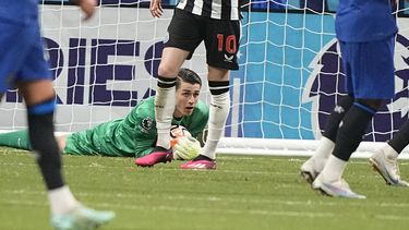 El arquero de Chelsea Kepa Arrizabalaga controla el balón durante el partido de pretemporada contra Newcastle, el miércoles 26 de julio de 2023, en Atlanta. (AP Foto/Brynn Anderson)