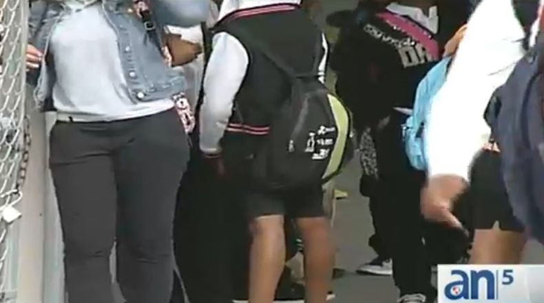 El hallazgo de dos pistolas en una escuela intermedia de Miami tiene preocupadas a las autoridades.