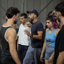 El coreógrafo franco-argelino Mourad Merzouki guía a sus bailarines mientras ensayan la Danza de los Juegos en la sala de conciertos de Creteil, al este de París, el miércoles 31 de julio de 2024. Merzouki llevará la danza hip hop a los Juegos Olímpicos de París. El coreógrafo franco-argelino es el creador de la Danza de los Juegos. La exhibición de Merzouki en el Parque de Campeones en Trocadéro comienza el lunes 2 de agosto. 5, 2024. (Foto AP/Michel Euler)