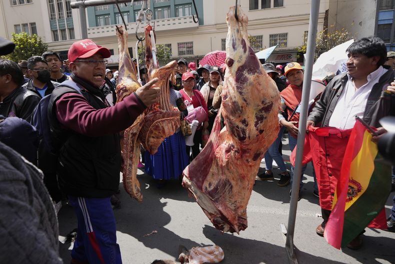 ARCHIVO - Carniceros protestan para reclamar al gobierno que regule los precios de la carne de sus proveedores, en La Paz, Bolivia, el jueves 10 de abril de 2025. (AP Foto/Juan Karita, Archivo)