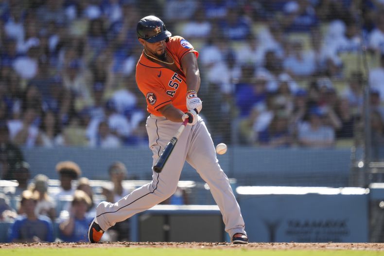 El cubano José Abreu (79), de los Astros de Houston, conecta un jonrón en la cuarta entrada del partido contra los Dodgers de Los Ángeles, en Los Ángeles, el domingo 25 de junio de 2023. Kyle Tucker también anotó en la jugada. (AP Photo/Ashley Landis)