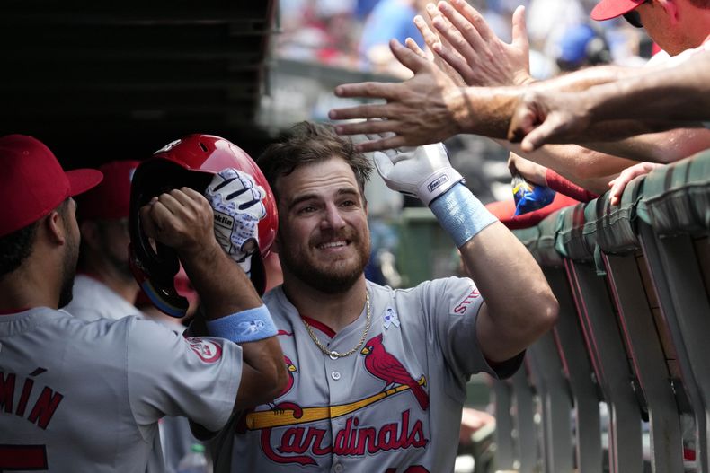 Pedro Pagés de los Cardenales de San Luis celebra tras conectar un jonrón ante los Cachorros de Chicago, el domingo 16 de junio de 2024. (AP Foto/Nam Y. Huh)