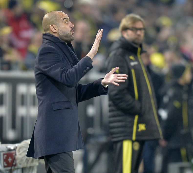 El t&eacute;cnico del Bayern Munich Pep Guardiola grita instrucciones a sus jugadores durante el partido que su equipo le gan&oacute; 3-0 al Borussia Dortmund en Dortmund el 23 de noviembre del 2013. Detr&aacute;s suyo aparece el t&eacute;cnico de Borussi