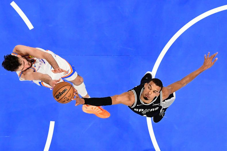 Victor Wembanyama, de los Spurs de San Antonio, bloquea un disparo de Chet Holmgren, del Thunder de Oklahoma City , en el quinto partido de la final de la Conerencia Oeste, el martes 26 de mayo de 2026 (AP Foto/Gerald Leong)