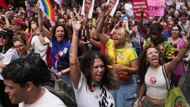 Estudiantes protestan para defender la educación pública y en apoyo al presidente brasileño Luiz Inácio Lula da Silva, quien busca un cuarto mandato, antes de la segunda vuelta electoral, el miércoles 7 de octubre de 2026, en Río de Janeiro. (AP Foto/Silvia Izquierdo)