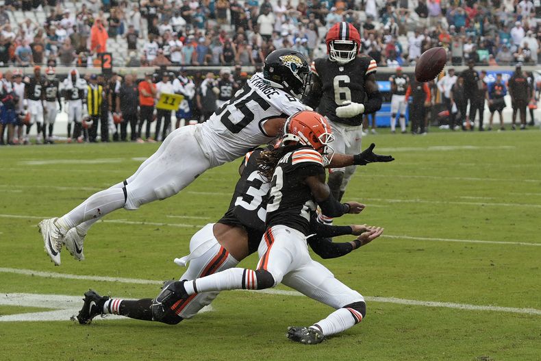 Defensivos de los Browns de Cleveland batean el balón en un intento de último segundo de los Jaguars de Jacksonville y el tight end Brenton Strange (85) en la última jugada del partido del domingo 15 de septiembre de 2024, en Jacksonville, Florida. (AP Foto/John Raoux)