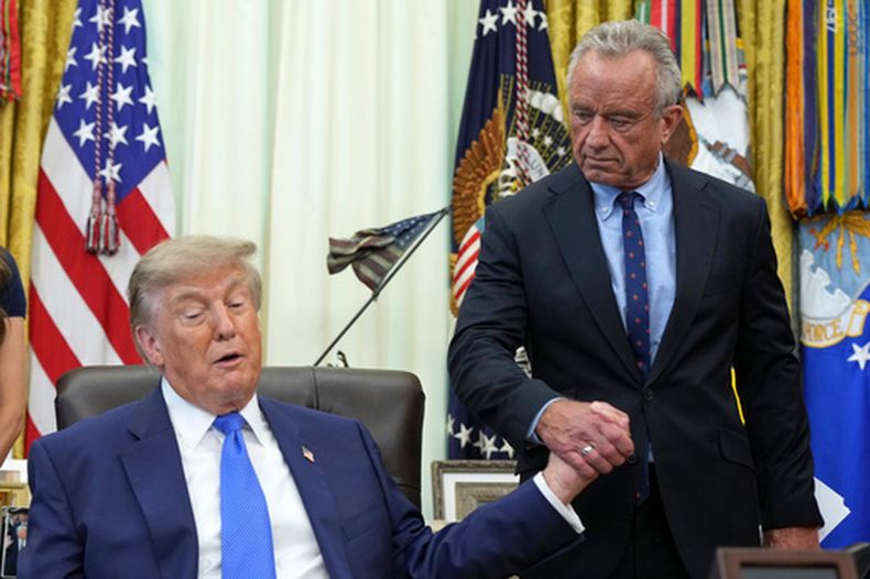 El presidente Donald Trump estrecha la mano del secretario de Salud, Robert F. Kennedy Jr., durante la firma de una orden ejecutiva sobre vacunas, el 10 de agosto de 2026, en el Despacho Oval de la Casa Blanca, en Washington. (Foto AP/Jacquelyn Martin)
