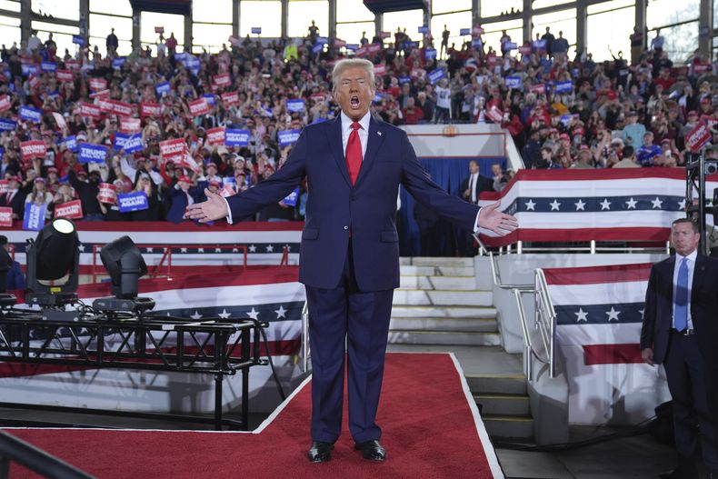 El expresidente y candidato Donald Trump a su llegada a un acto de campaña en el estadio J.S. Dorton, el lunes 4 de noviembre de 2024, en Raleigh, en Carolina del Norte. (AP Foto/Evan Vucci)