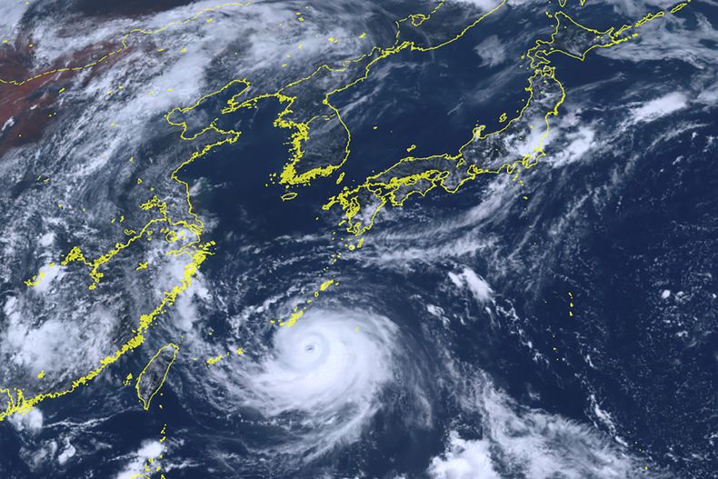 Esta imagen satelital, distribuida por el Instituto Nacional de Tecnologías de la Información y la Comunicación (NICT) muestra el avance del tifón Khanun hacia Okinawa, en el suroeste de Japón, el 1 de agosto de 2023. (Cortesía del Instituto Nacional de Tecnologías de la Información y la Comunicación, NICT, vía AP)