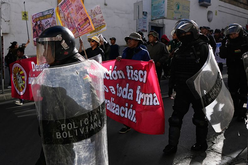 La policía escolta a maestros durante una protesta antigubernamental en La Paz, Bolivia, el martes 15 de septiembre de 2026. (AP Foto/Juan Karita)