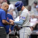 Un miembro del personal médico de los Mets de Nueva York revisa la muñeca del primera base Pete Alonso, quien se llevó un pelotazo el miércoles 7 de junio de 2023, en un duelo ante los Bravos de Atlanta (AP Foto/John Bazemore)