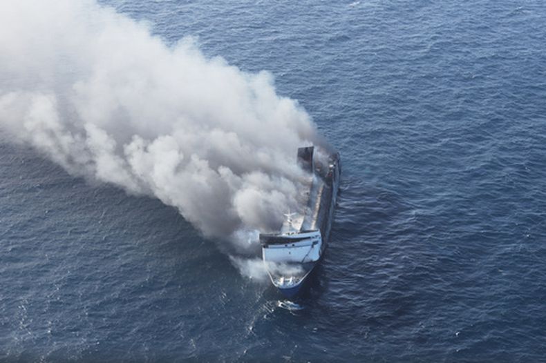 El humo se eleva desde el barco de pasajeros Mutiara Santosa 2, incendiado en aguas cerca de la isla de Madura, Indonesia, el domingo 2 de agosto de 2026. (AP Foto)