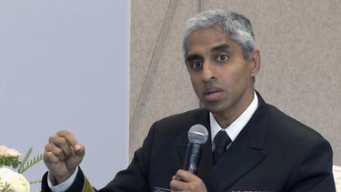 El director de salud pública de Estados Unidos Vivek Murthy en una conferencia en Nueva York el 10 de octubre del 2023. (Foto AP /Ted Shaffrey)