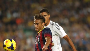 americateve | Neymar, de Barcelona, domina la pelota frente a Raphael Varane, de Real Madrid, durante el cl&aacute;sico espa&ntilde;ol en Barcelona el 26 de octubre del 2013 (AP Foto/Emilio Morenatti)