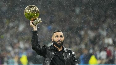 Benzema muestra su trofeo a fanáticos del Real Madrid