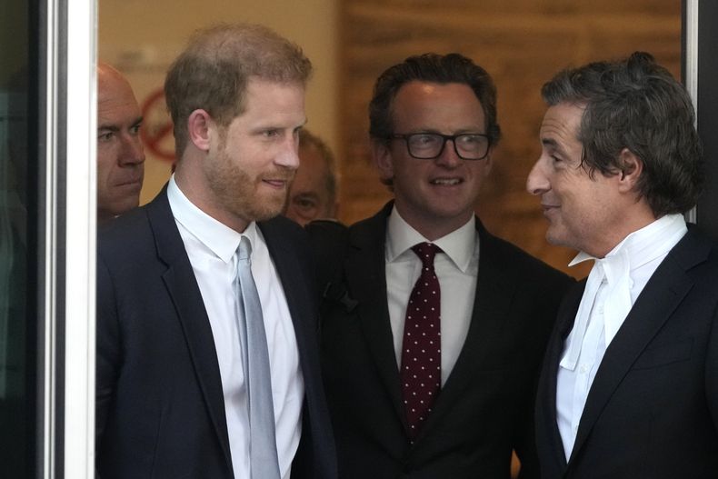El príncipe Enrique, izquierda, y su abogado David Sherborne, salen del Tribunal Superior tras declarar en Londres, el miércoles 7 de junio de 2023. (Foto AP/Frank Augstein)