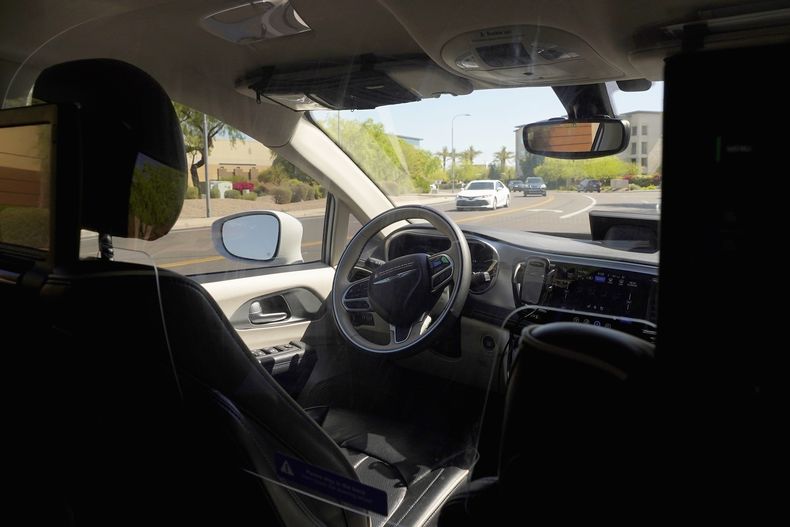 Un vehículo autónomo Waymo en Chandler, Arizona, el 7 de abril del 2021. (AP foto/Ross D. Franklin)