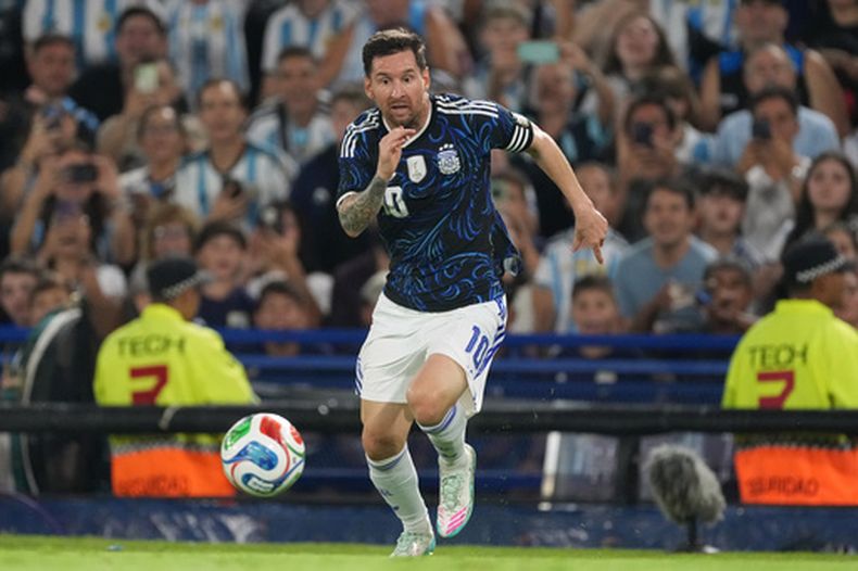 ARCHIVO - Lionel Messi, de la selección argentina, hace una gambeta durante un partido amistoso ante Zambia en Buenos Aires, el martes 31 de marzo de 2026 (AP Foto/Gustavo Garello, archivo)