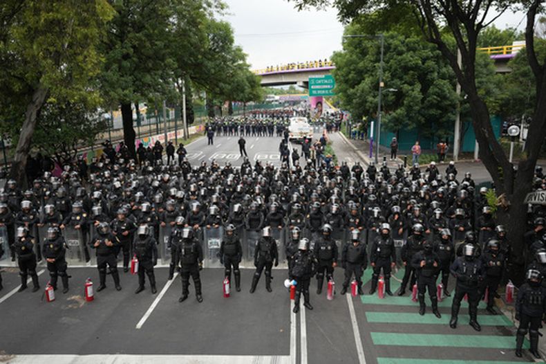 La policía bloquea una avenida para prevenir una marcha de maestros hacia el Estadio Azteca, sede del Mundial, el martes 9 de junio de 2026, en la Ciudad de México. (AP Foto/Eduardo Verdugo)