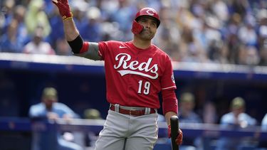 Votto rompe empate con jonrón y Rojos superan a Azulejos