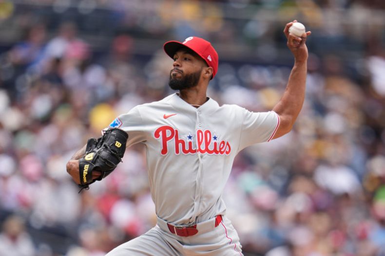 El lanzador abridor de los Filis de Filadelfia, Cristopher Sánchez, trabaja contra un bateador de los Padres de San Diego durante la segunda entrada de un partido de béisbol el miércoles 27 de mayo de 2026, en San Diego. (Foto AP/Gregory Bull)