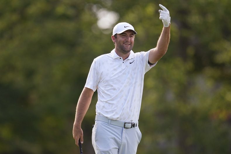 Scottie Scheffler antes de golpear desde el tee 18 durante la tercera ronda del torneo de golf Memorial el sábado 8 de junio de 2024, en Dublin, Ohio. (AP Foto/Sue Ogrocki)