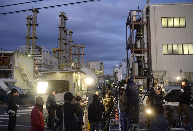 Miembros de la prensa local se re&uacute;nen en una entrada de la planta qu&iacute;mica de Mitsubishi Materials Corp. luego de una explosi&oacute;n en Yokkaichi, en el centro de Jap&oacute;n, el jueves 9 de enero de 2013. (Foto AP/Kyodo News)