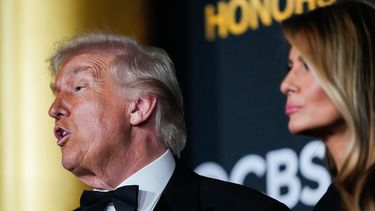 El presidente de Estados Unidos, Donald Trump, y la primera dama, Melania Trump, pasan por la alfombra roja en la 48va gala de premios del Kennedy Center, el domingo 7 de diciembre de 2025, en el John F. Kennedy Center for the Performing Arts en Washington. (AP Foto/Julia Demaree Nikhinson)