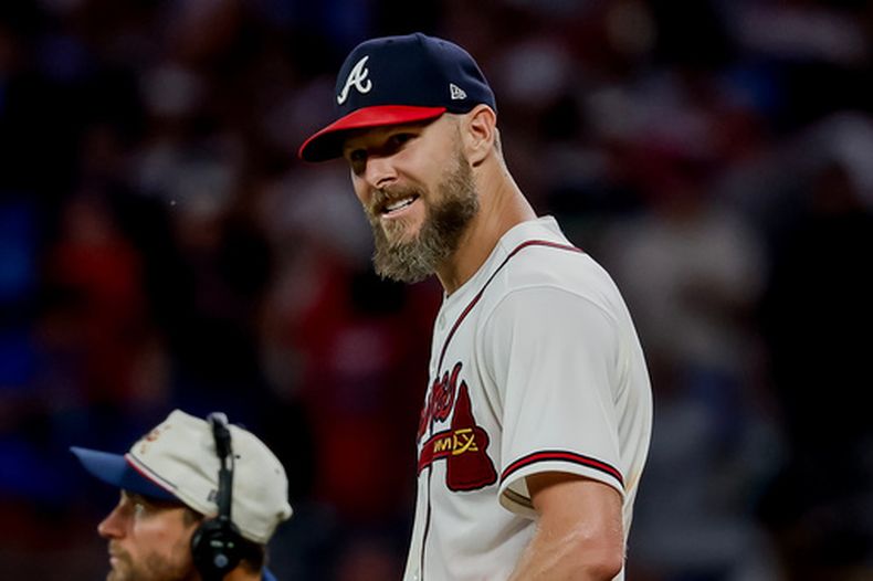 Chris Sale, lanzador de los Bravos de Atlanta, festeja tras ganar el duelo ante los Dodgers de Los Ángeles, el jueves 27 de agosto de 2026 (AP Foto/Erik S. Lesser)