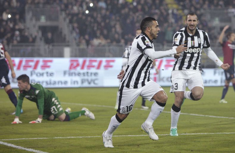 El jugador de la Juventus, Carlos Tevez, centro, festeja un gol contra Cagliari el jueves, 18 de diciembre de 2014, en Cagliari, Italia. (AP Photo/Daniela Santoni)