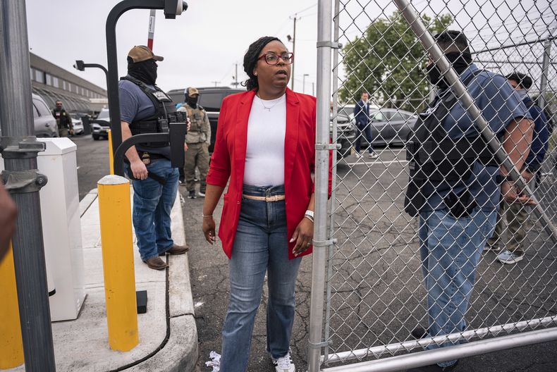 La congresista LaMonica McIver, demócrata por Nueva Jersey, sale de los terrenos de la prisión de detención de ICE en Delancey Hall, el viernes 9 de mayo de 2025, en Newark, Nueva Jersey, (AP Foto/Angelina Katsanis)