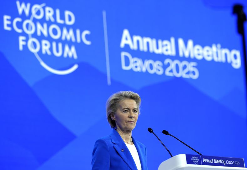 Ursula von der Leyen, presidenta de la Comisión Europea, habla en el Foro Económico Mundial en Davos, Suiza, el martes 21 de enero de 2025. (AP Foto/Markus Schreiber)